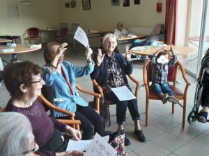 Comptine à geste avec les résidents